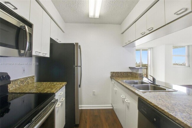 Building Photo - 1756 N Bayshore Dr
