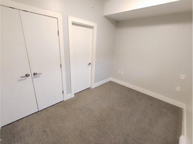 Building Photo - 20067-20072 72 Ave