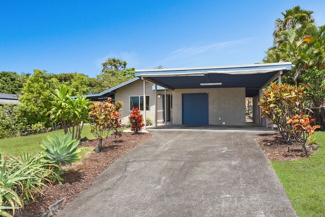 Building Photo - 3 Bedroom 2 Bathroom Renovated Home in Des...