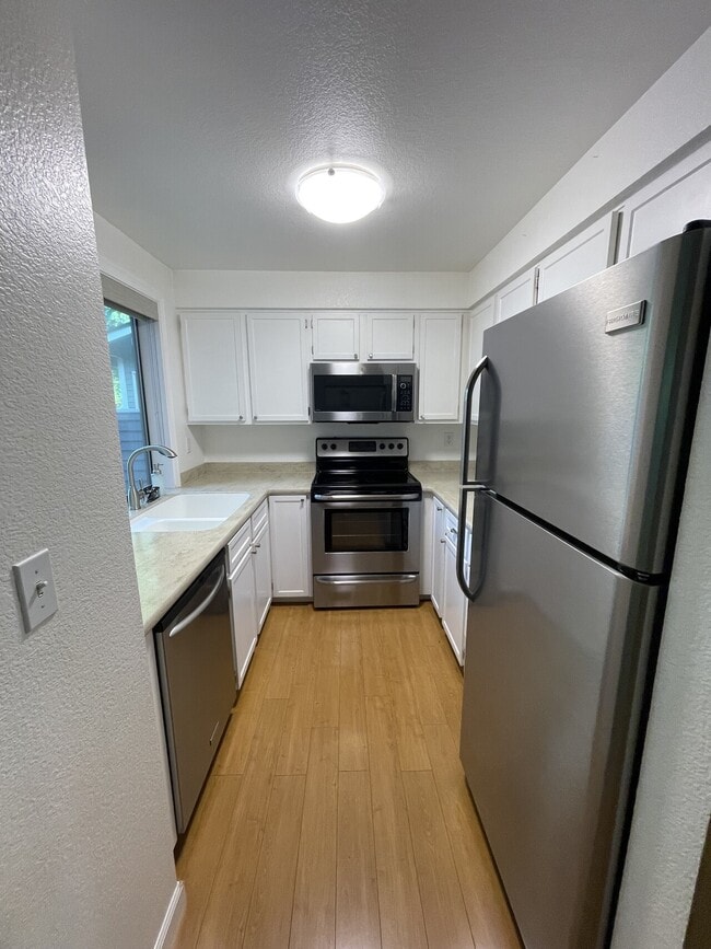 Building Photo - Hamilton Square Townhouse 2BR 1.5BA