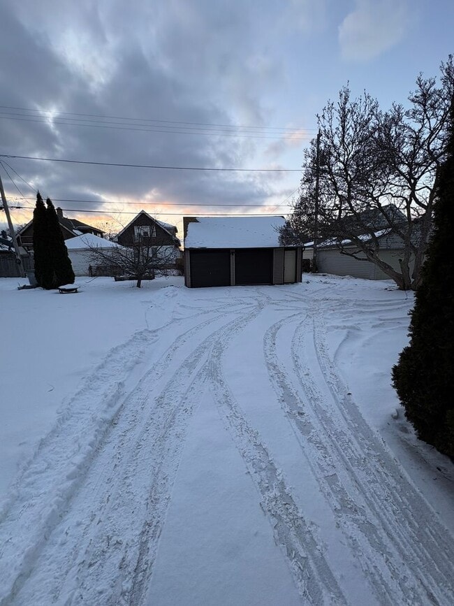 Building Photo - Newly remodeled single family with lots of space!!