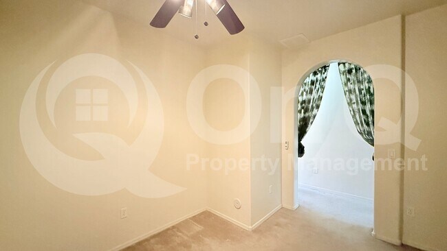 Foto del edificio - 2222 E Huntington Dr