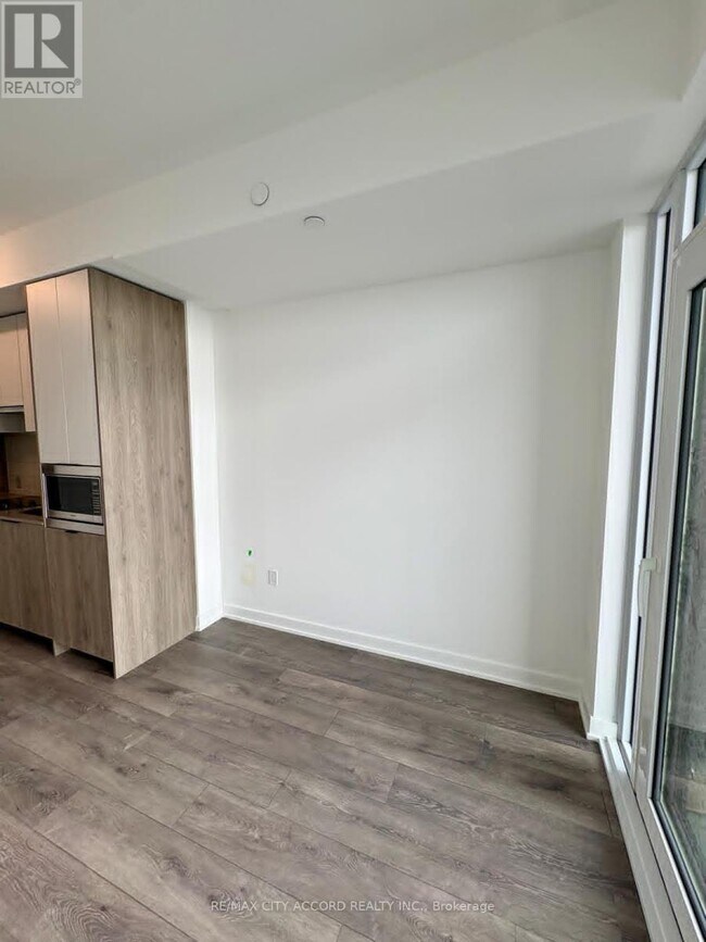 Photo du bâtiment - 1007 The Queensway