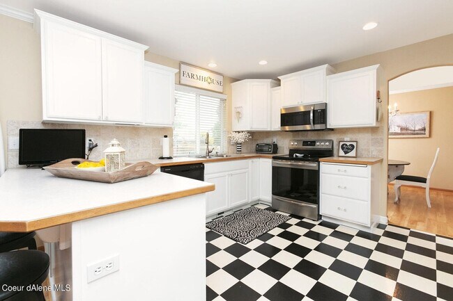 Foto del edificio - Spacious 5-Bedroom Coeur d'Alene Place Home with Theater Room