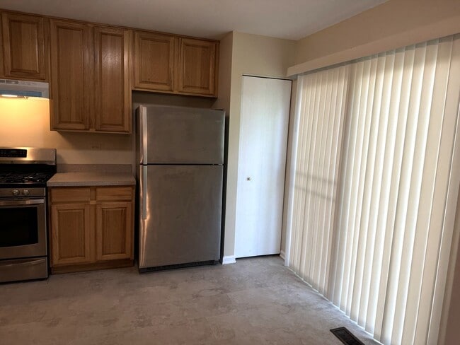 Building Photo - 2 St. 2BR 1.5Ba 1CGar Fenced yard in Cul-d...