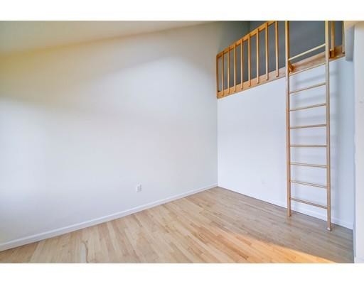 Building Photo - 351 Pleasant St