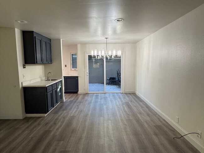 Foto del edificio - Well Appointed 3 Bedroom 2.5 Bath Townhome in Perfect Campbell Location!