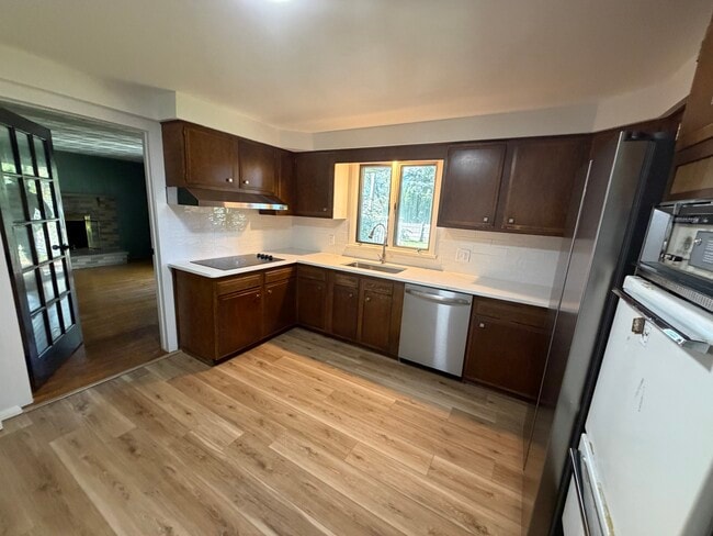 Building Photo - 102 Goethals Dr
