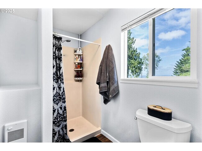 Foto del edificio - THREE BEDROOM THREE BATH ON ONE HALF ACRE IN KELSO