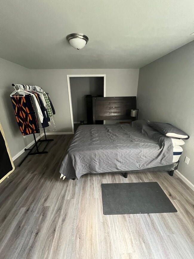 Building Photo - Adorable Westend Town Home