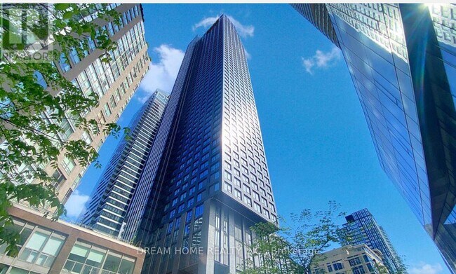 Photo du bâtiment - 8 Wellesley St W