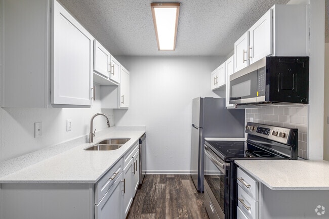 1BR, 1BA - 645SF - Addison - Kitchen - Stoney Trace Apartments