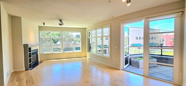 Foto del edificio - Bright 2BR/2BA Condo Steps from Green Lake $3395