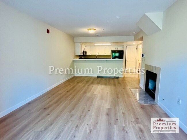 Building Photo - Charming 3BD/3BA, Upper-Level Two-Story Co...