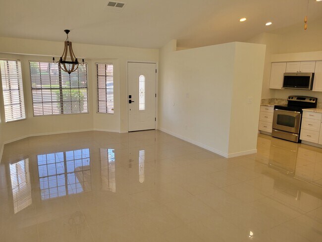 Building Photo - 5358 E Glencove St