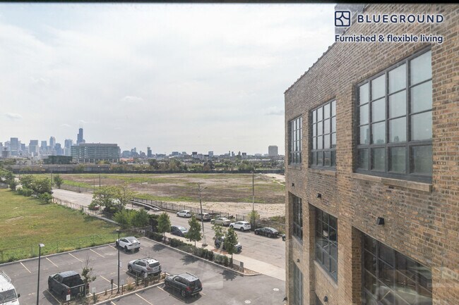 Foto del edificio - 2061 N Southport Ave