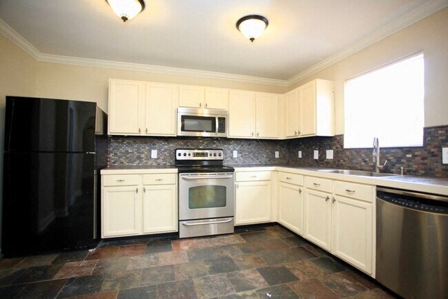 Building Photo - 3272 Pikes Peak Dr