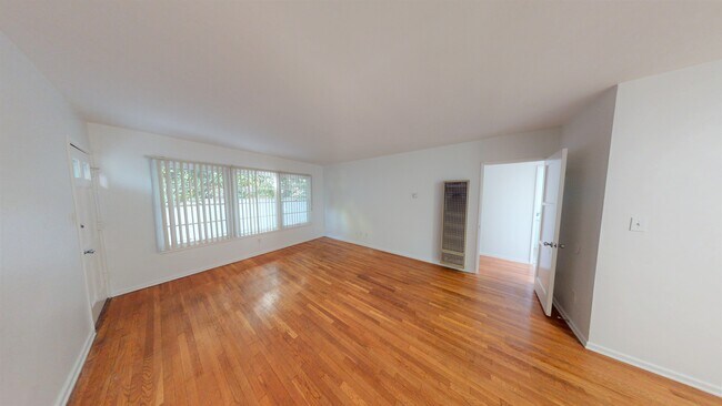 Foto del edificio - 1230 McClellan Dr