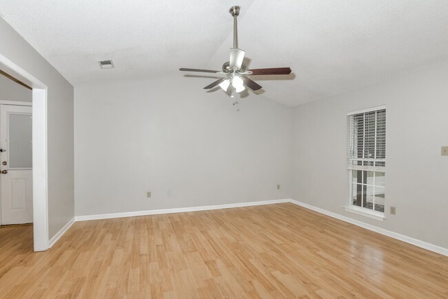 Foto del edificio - 5850 Waverly Dr