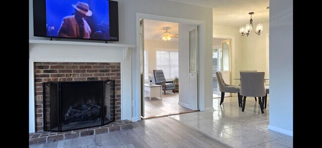 Foto del edificio - 713 Jerdon Cir