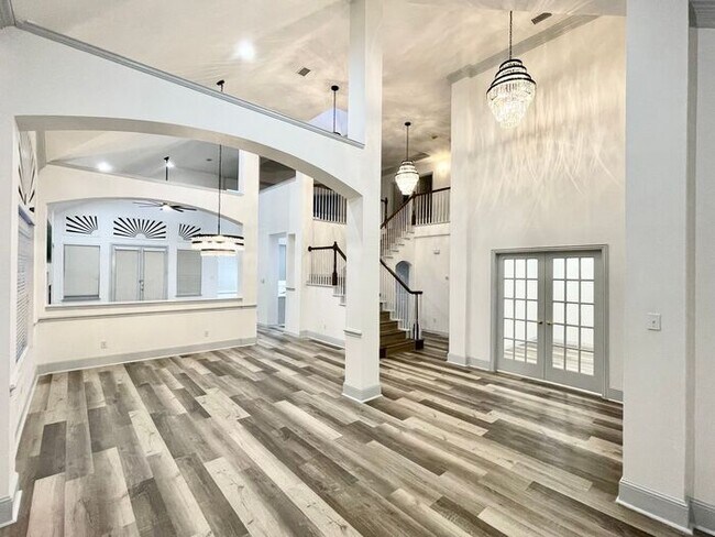 Building Photo - Renovations Complete! Must see Available i...