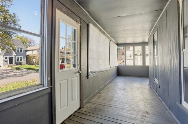 Foto del edificio - Sunny 2BR Home on South Bond with Sunroom + Extra Storage!