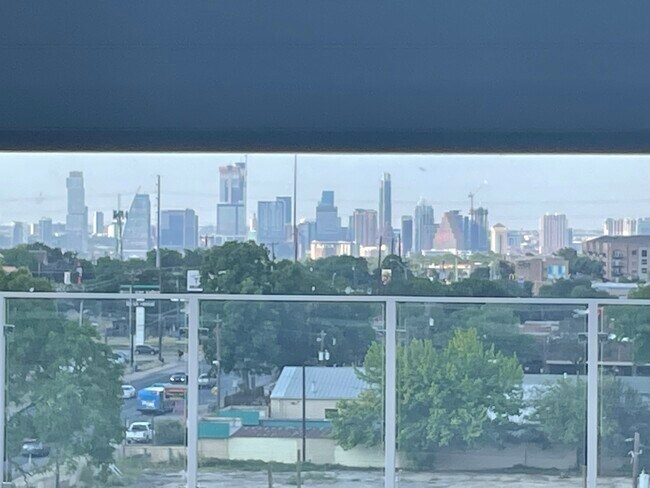 Vista del centro de la ciudad desde las cintas de correr del gimnasio. - 4361 S Congress Ave