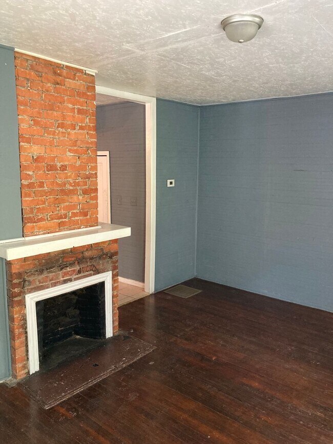 Foto del edificio - 3212 &amp; 3214 Maple Rd