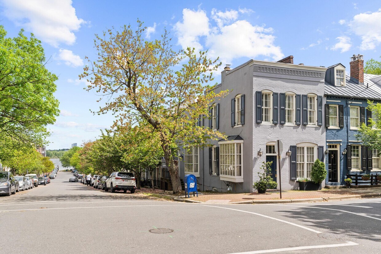 Primary Photo - 400 S Lee St