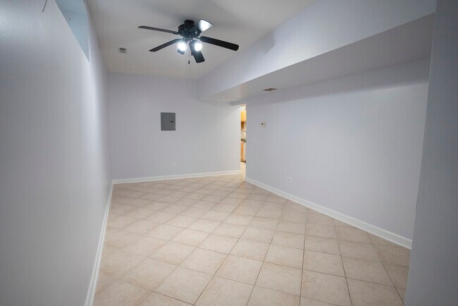 Building Photo - 2416 N Greenview Ave