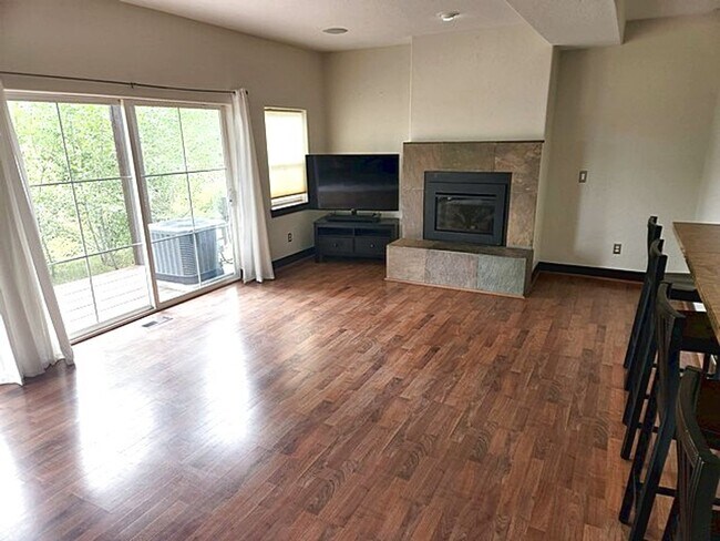 Building Photo - Centrally Located Light and Spacious 2 BR ...