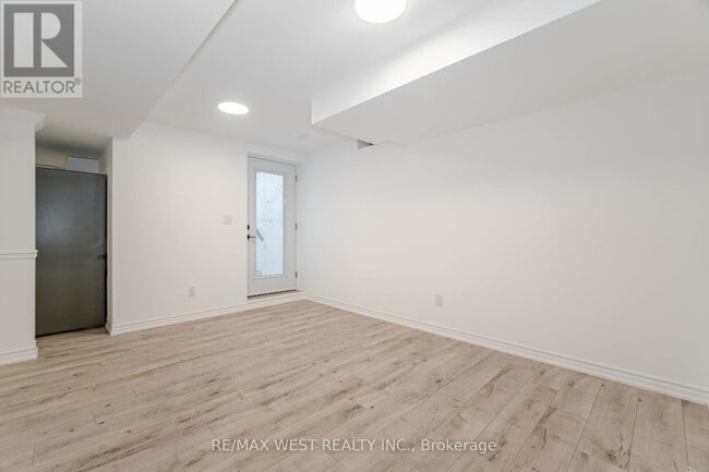 Photo du bâtiment - 5456 Whitehorn Ave