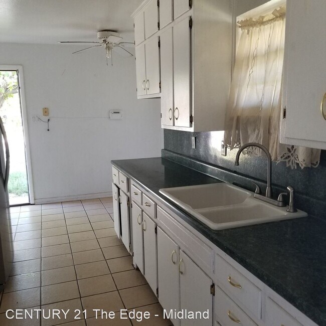 Building Photo - 4 br, 2 bath House - 300 Hickory Ave