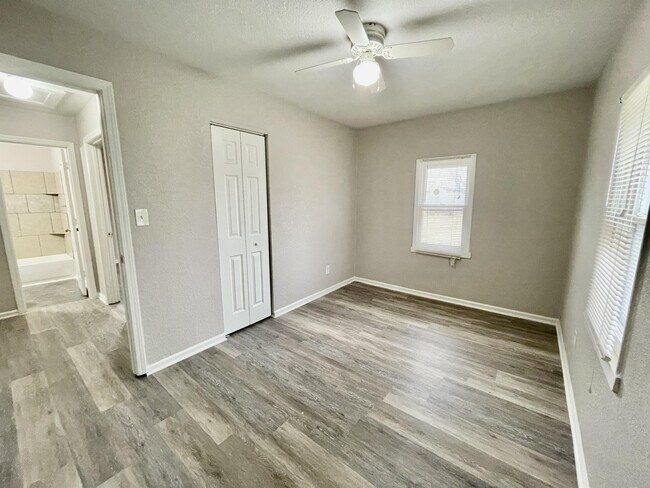 Foto del edificio - 7317 Agnes Ave