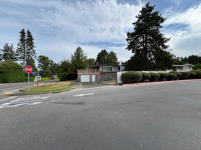 Foto del edificio - GREAT LOCATION MID-ENTRY ON CORNER LOT NEA...