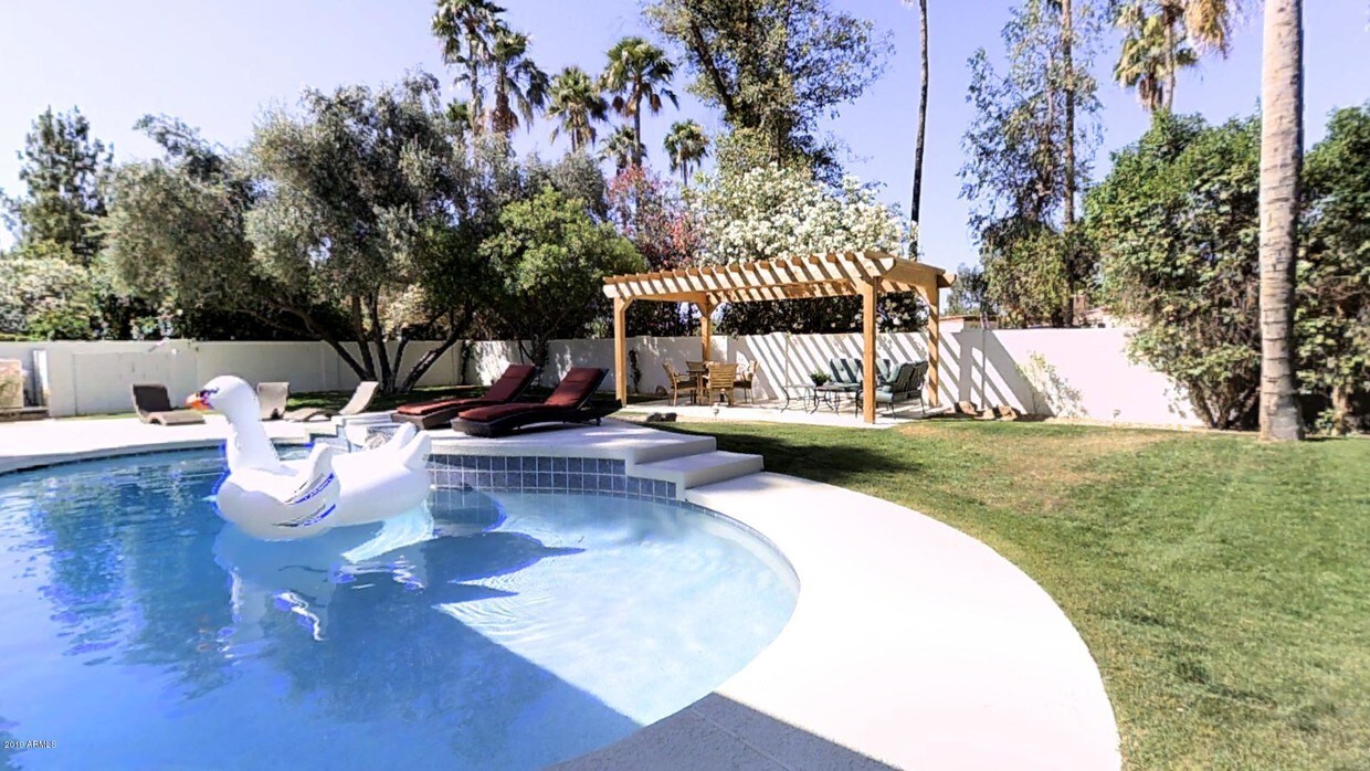 Foto principal - 7619 E Charter Oak Rd