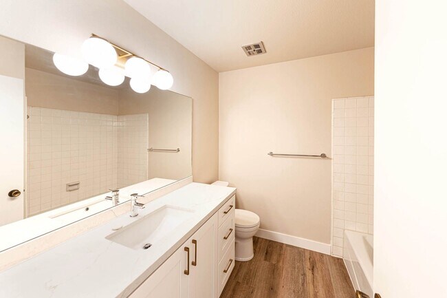 Foto del edificio - Upgraded 4 bedroom Fountain Valley Home