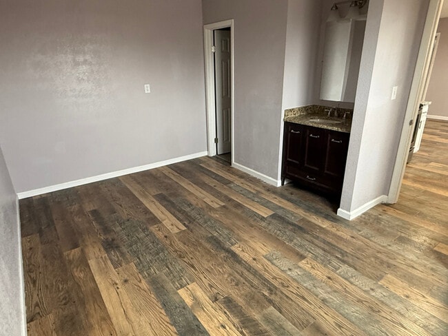 Foto del edificio - 125 Charmony Frontage Rd