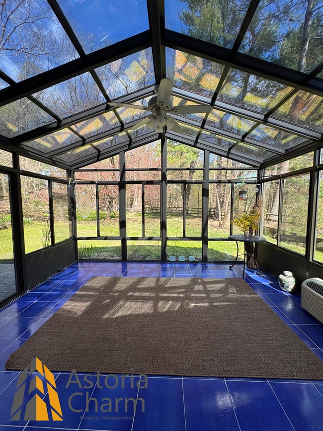 Building Photo - Spacious 5 Bedroom 3 Bath + Den Single Family Detached Home