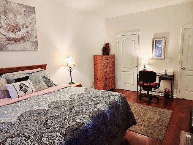 Building Photo - Room in House on Kestrel Cir