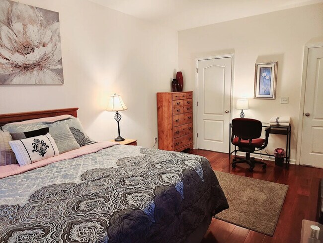 Foto del edificio - Room in House on Kestrel Cir
