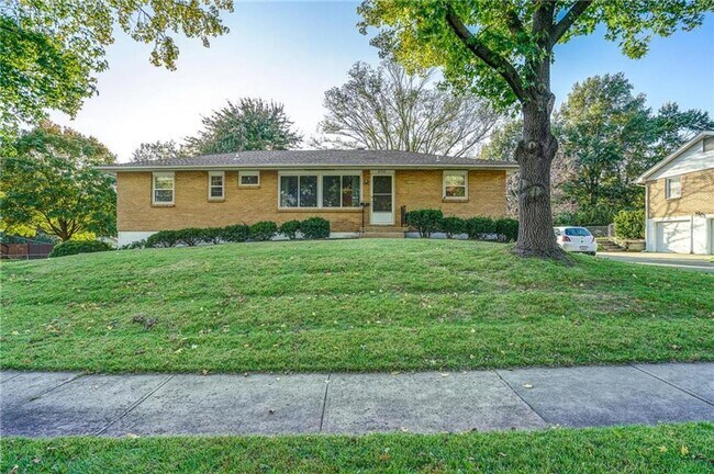 Foto del edificio - Coming Soon - Charming 3-Bedroom Home with Fenced Yard & Spacious Deck in Kansas City