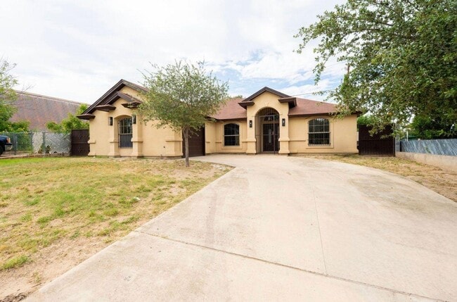 Building Photo - 204 N Espana Dr