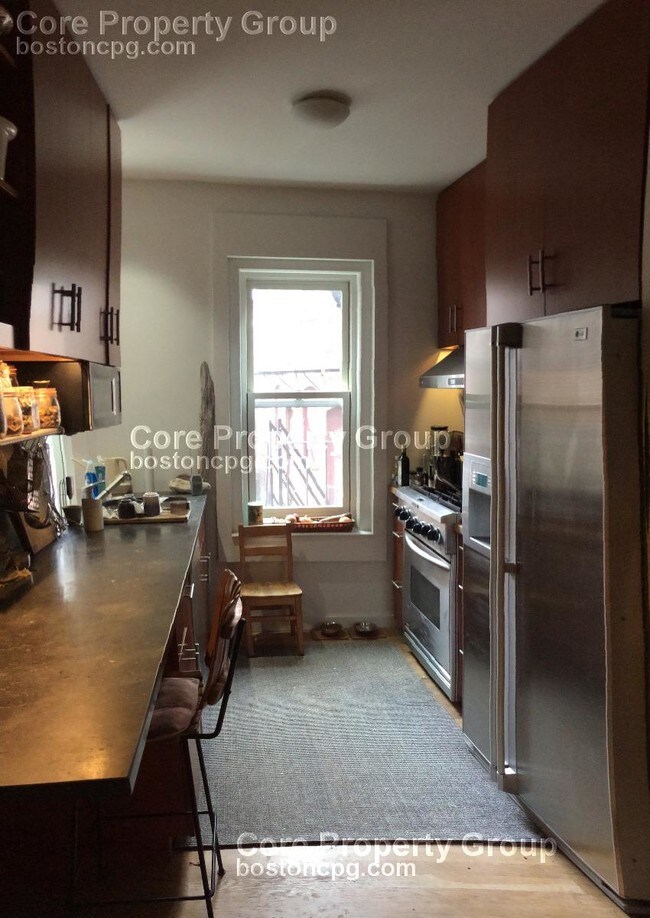 Foto del edificio - THREE BEDROOM - TWO BATHROOM-  LARGE UNIT