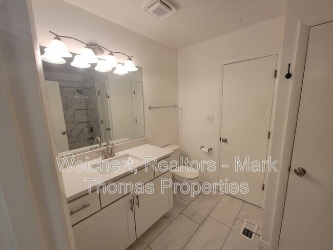 Foto del edificio - 111 Twisted Oak Pl