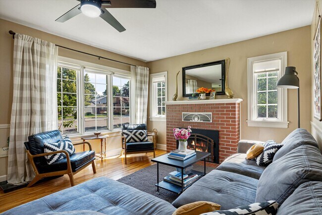 Foto del edificio - Rose Park Home - Furnished