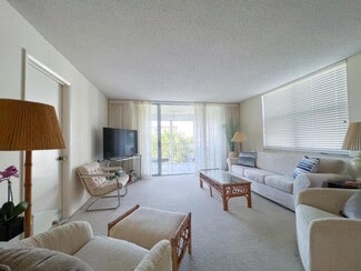 Building Photo - 900 Dogwood Dr