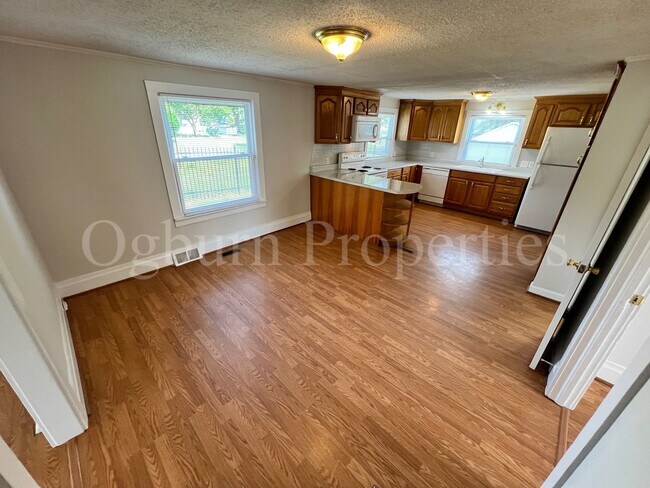 Building Photo - 960 Dustin St-2BR/1BA-Home!!