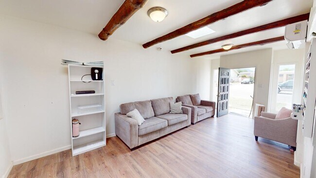 Foto del edificio - 1707 Snow Dr