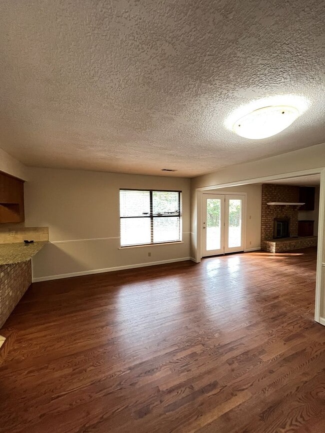 Building Photo - 3 bedroom 2 bath in tucked away neighborhood